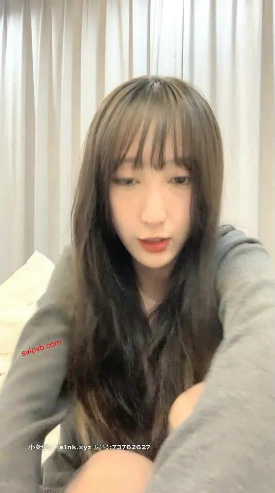 撸点极高！近期下海最极品青春漂亮女神，偶像明星般9分顶级颜值，炯炯有神的大眼 高挑身材，黑丝长腿美腿 难得打炮还喷水