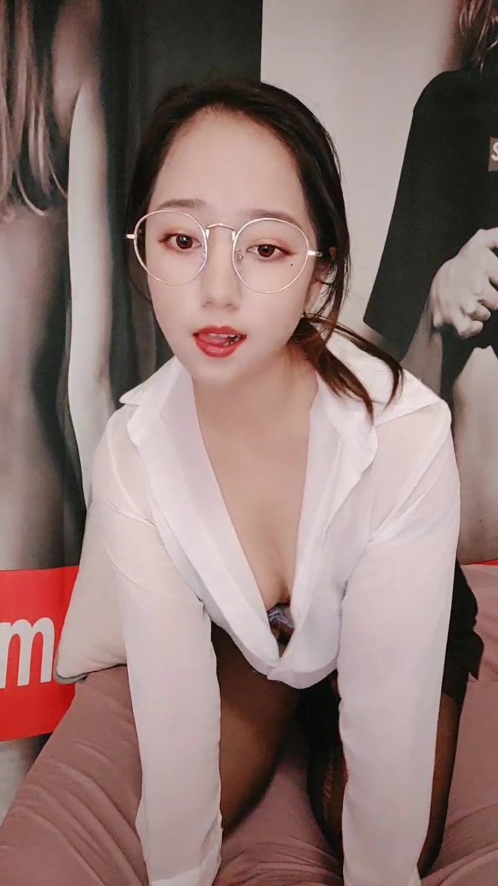 清纯甜美带点性感极品肥臀眼镜骚女 ，诱人开档黑丝翘起特写，足交扣穴69姿势 ，骑乘大屁股猛坐 ，头套男后入撞击