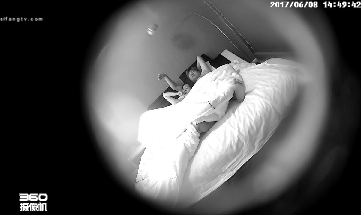 连锁酒店偷拍情侣开炮房，近距离清晰度高，清纯的大奶子女友和四眼猥琐小胖哥开房，打炮用手撸啊撸，好白菜被猪给拱了