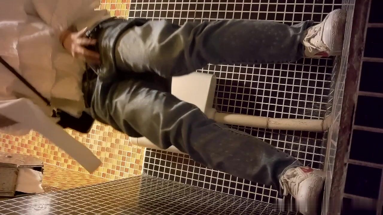 餐厅女厕偷拍眼镜女孩的小嫩鲍