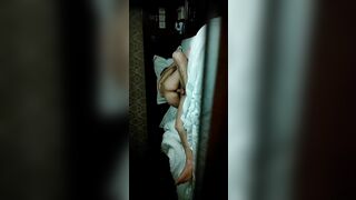 2021.11.20，【飞刀浪子】，良家小姐姐。小穴好粉，两瓣阴唇淫水不断，小伙又抠又舔，一把好乳亲不停，舌吻啪啪