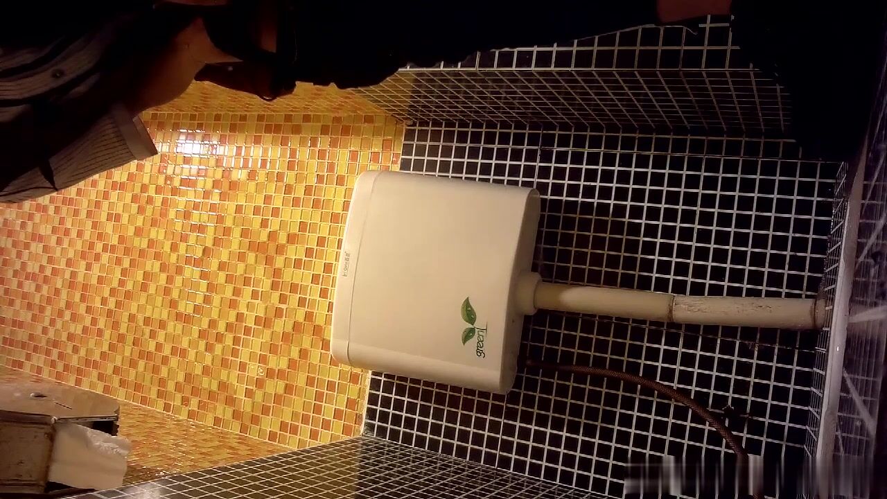 餐厅女厕偷拍漂亮的美女服务员