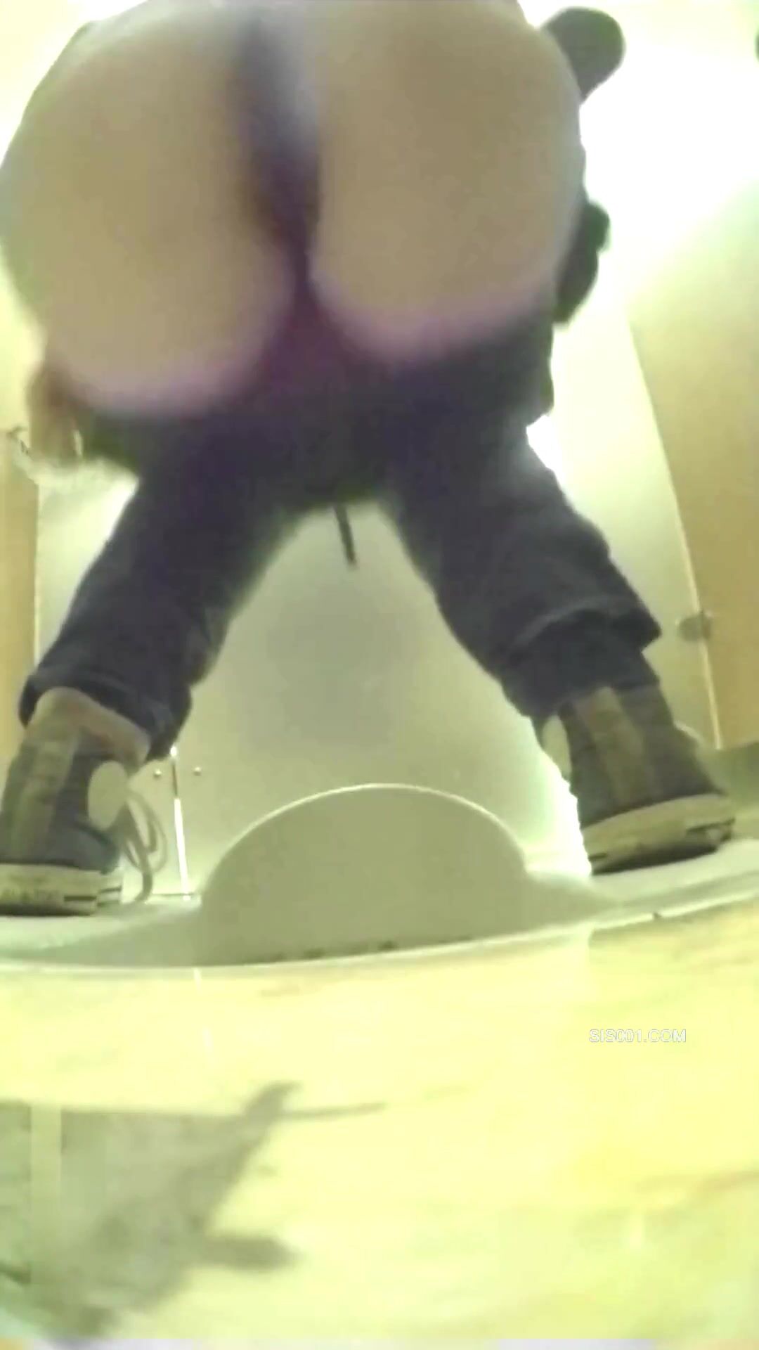 最新全镜偷窥二个美女嘘嘘 屁屁浑圆 尿尿猛 不喜擦屁屁 高清原档