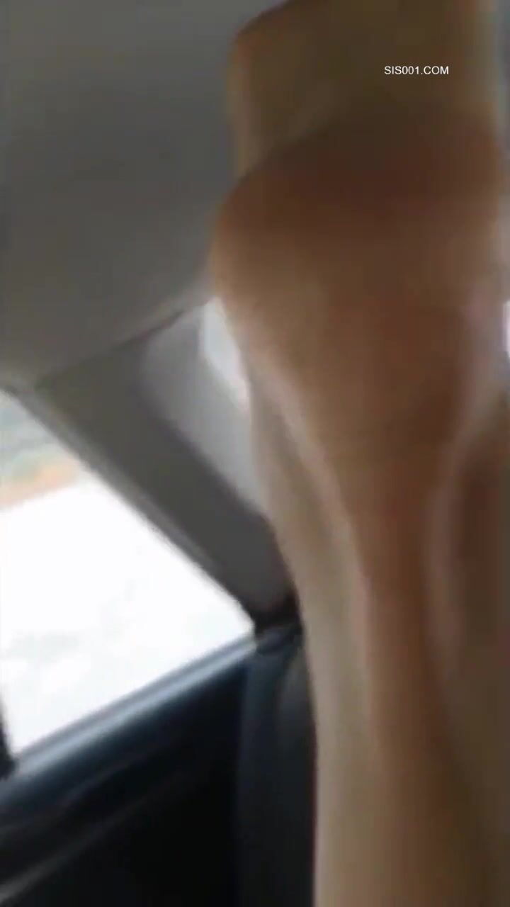 老阿姨车震 叫爸爸 儿子 哪天把你媳妇操了 我们一起操行不行 嗯 这老长腿 这白毛逼 逼逼不黑还嫩 对话辣眼