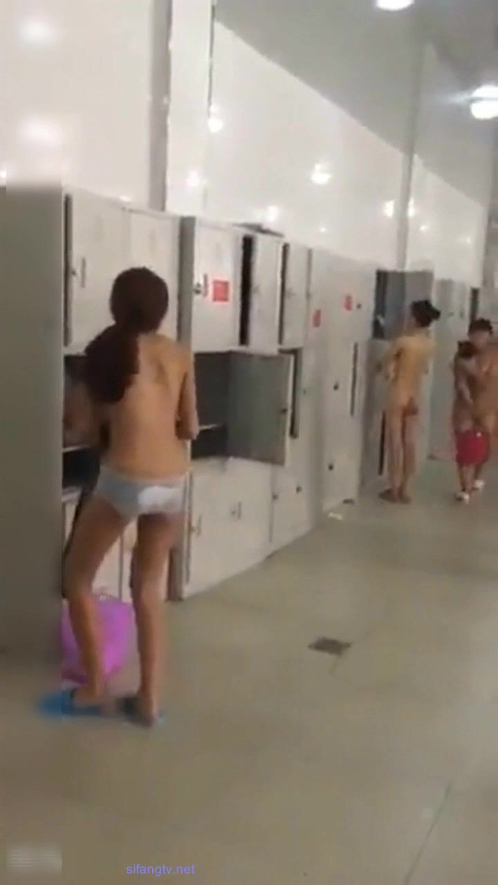 《魔手 外购》最新流出【坑闺蜜】系列大众浴池大学校园澡堂换衣室洗澡间拍个遍专挑身材有料的拍室友打炮也被拍了 中国好室友假装打电话偷窥大学妹子浴室换衣洗香香_(new)