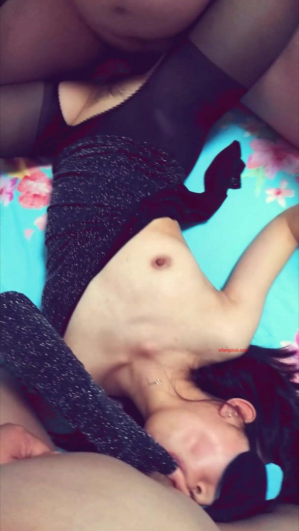 91大神 大鹏小山 ，眼镜女友，丰腴小姐姐，假屌抽插骚穴流白浆，小母狗跪舔菊花吃鸡，后入叫声风靡充斥房屋，4V完整版！ (1)