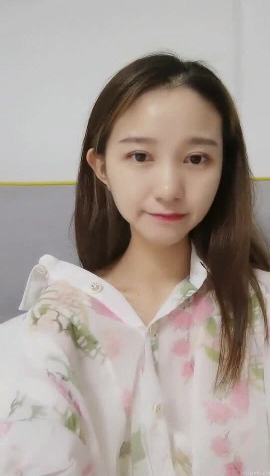 高颜值小空姐 紫贤 ，：‘闺蜜感冒了，今天只有我一个人秀哦。为了金钱豁出去啦，手指跳蛋连番自慰，表情叫声好淫荡