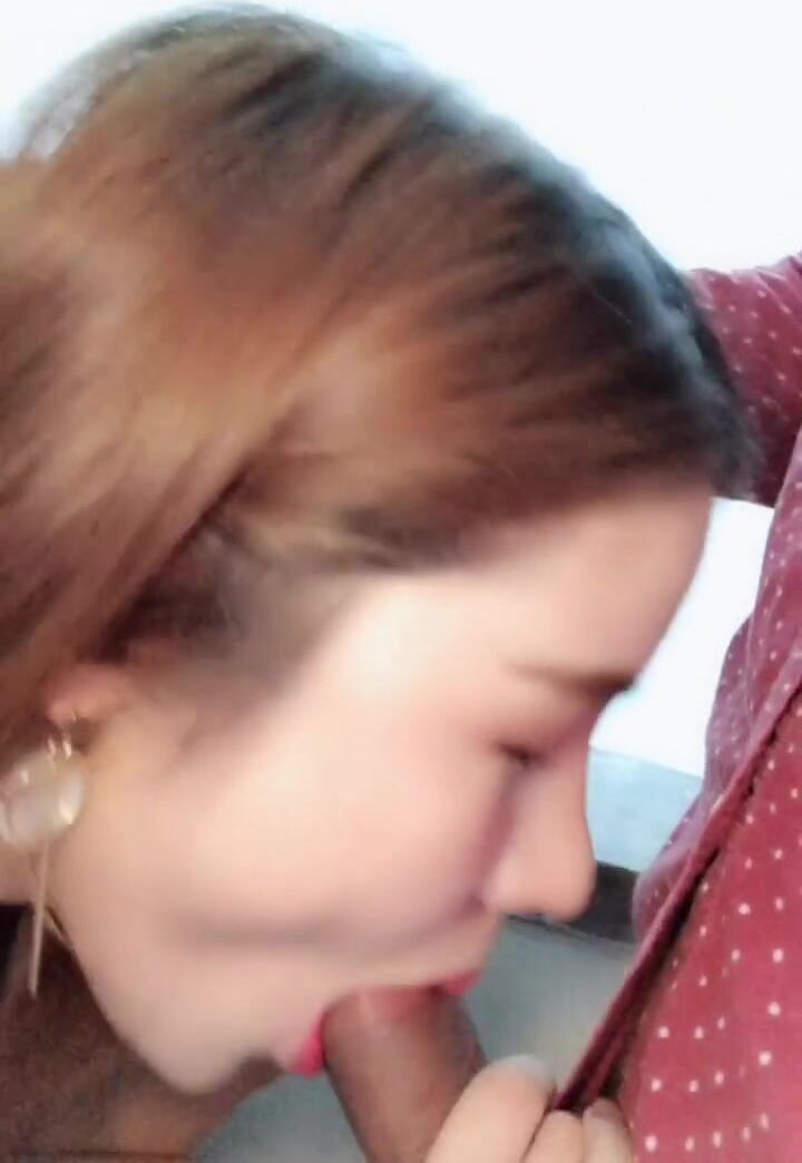 风骚迷人的大胸少妇，大中午被约出来，她家的楼道激情口交，女：‘快射了吗，快射没。这么骚的口活儿，爆射她的酥奶上