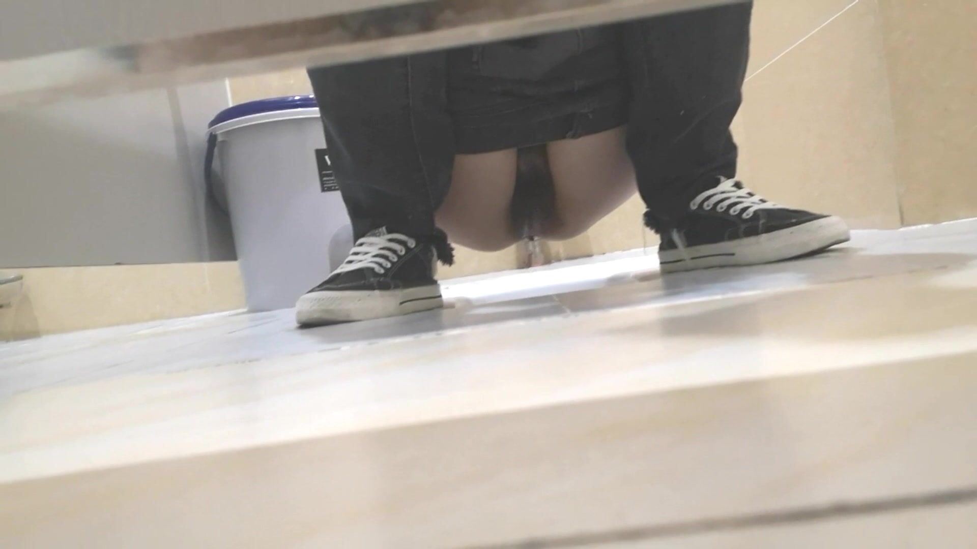 最新医院偷窥二个美女嘘嘘 收银员小妹逼毛浓密 红鞋美眉精致的嫩穴真心诱人 高清原档