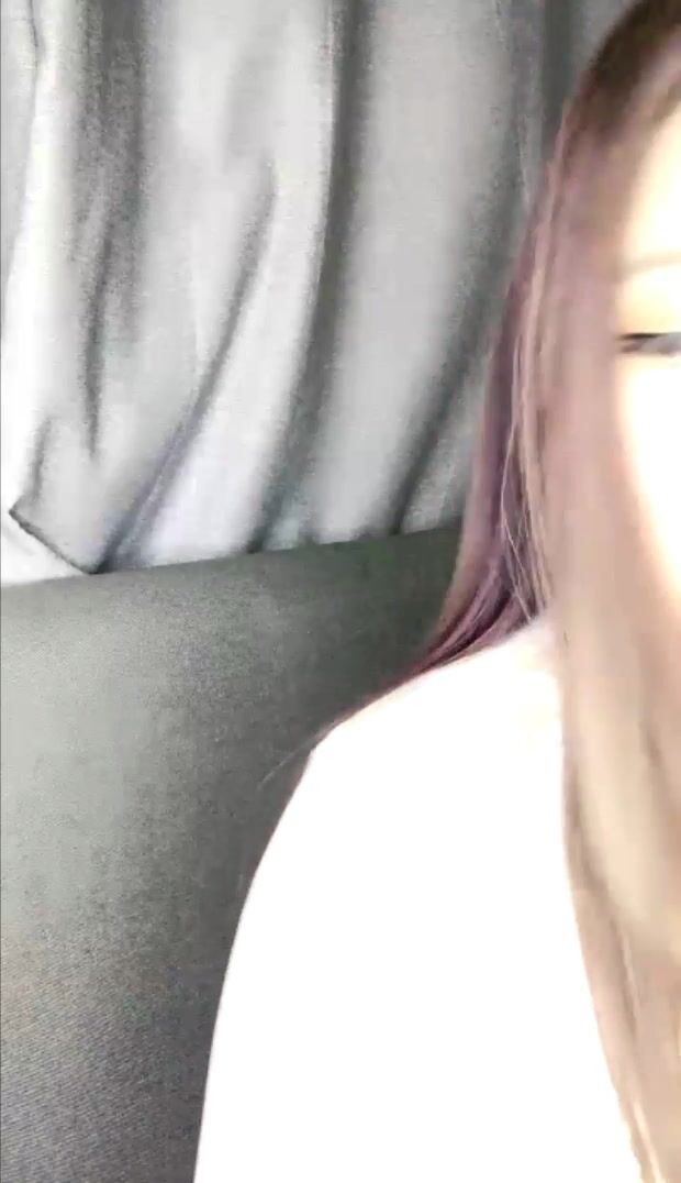 气质漂亮妹妹，颜值网红脸，带狗链，道具自慰，按到阴蒂和阴唇上表情呻吟很到位