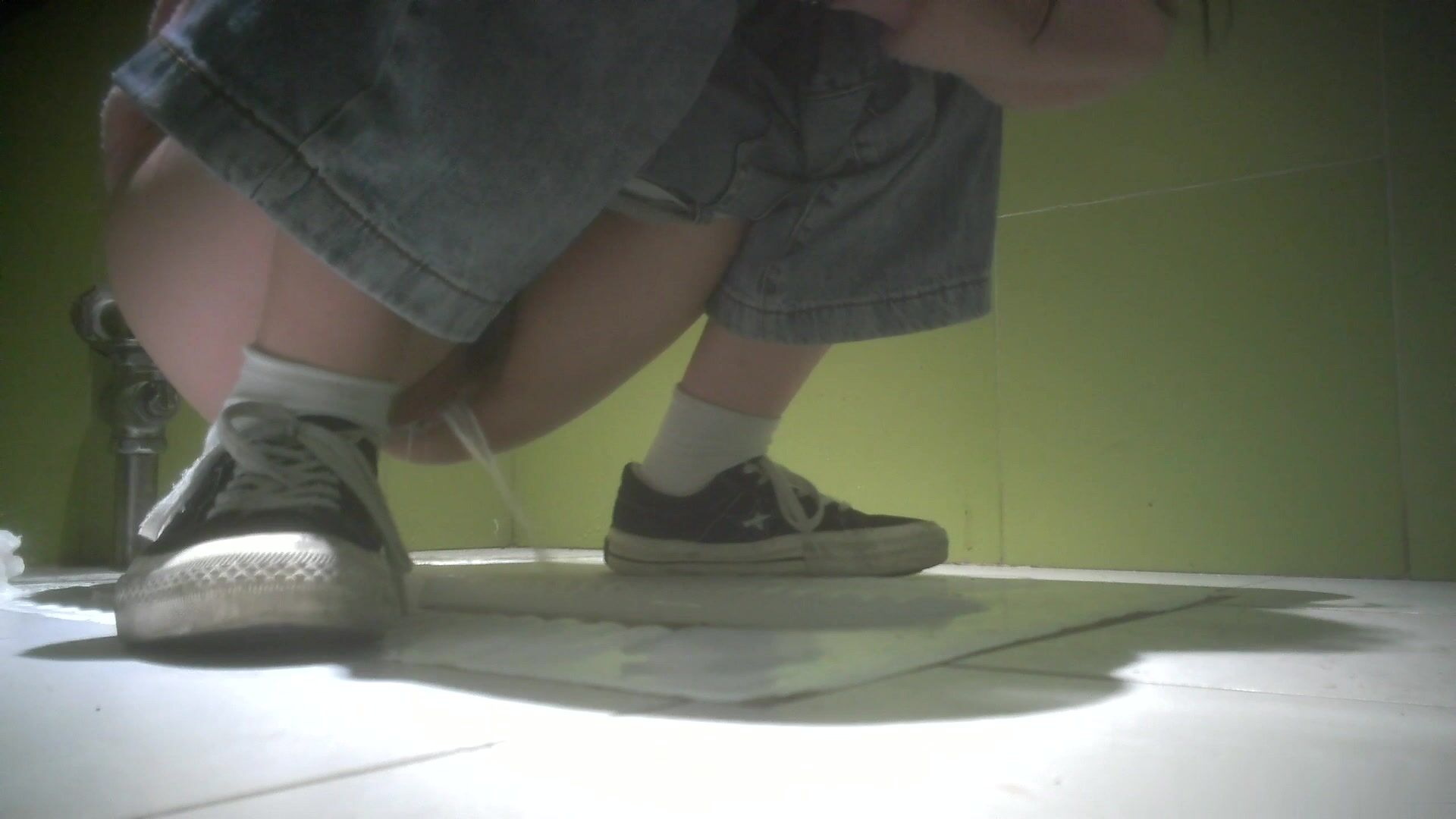 商场女厕偷拍 看电影刚出的小美女的闺蜜