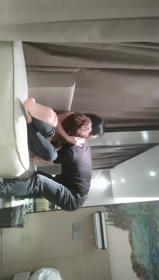 伟哥最近老被同行暗算不敢去足浴撩妹了改路线约外围上门服务今晚约了个模特身材颜值美女