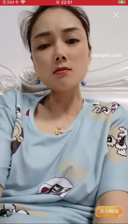 有说有笑的活泼少妇：‘给你们表演一下嫂子的性技能哈哈哈’。高端舔胸，小粉穴跳蛋自慰！