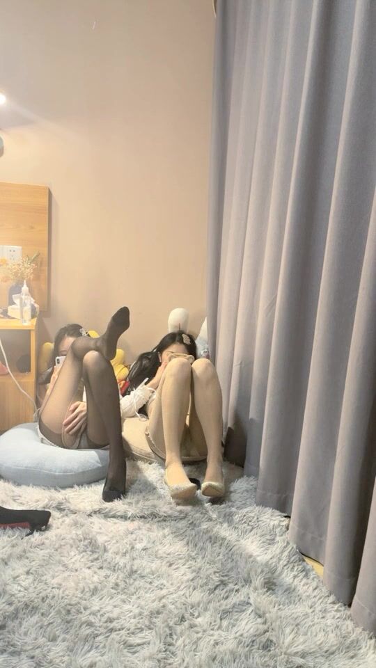 2021.11.30，【长腿小妖精榨精少女和她的长腿闺蜜】，两个如此极品的美腿翘臀美少女，不来个3P真对不起自己