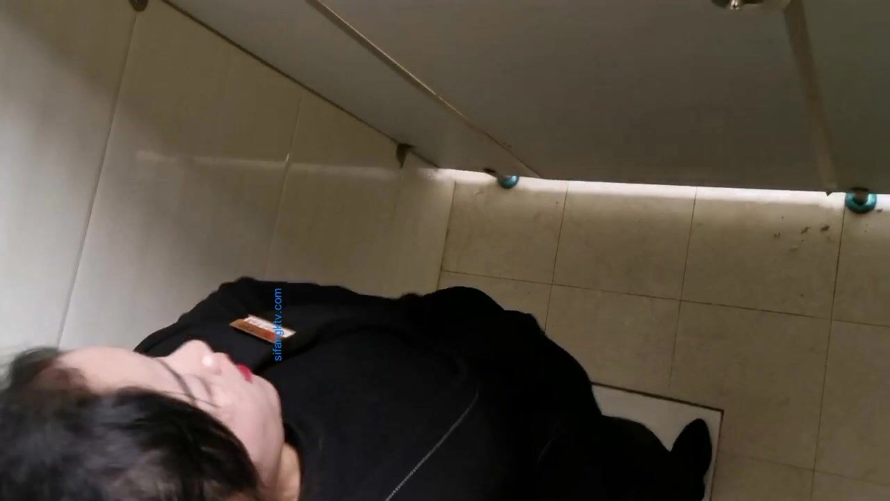 商场女厕偷拍 珠宝店美女店员的小黑鲍