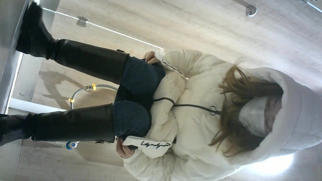 商场女厕全景 偷拍穿着羽绒服美女的馒头B