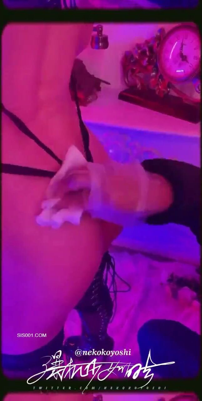 现场拍摄花絮 《尼尔 机械纪元 》阿姨不停的在美女身上擦什么 擦汗 操粉 要人否 这活我也能干