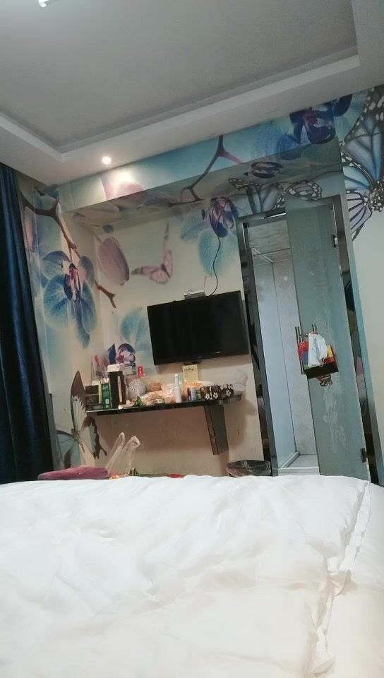 2021.12.3，【坐你脸上来】，舔逼是一大特色，舌功了得，漂亮小姐姐鲍鱼淫水从不间断，浪叫震天后入满足