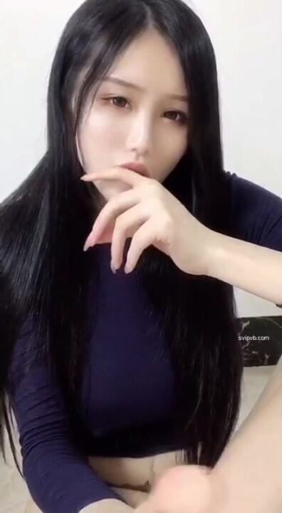 【恋足福利】易直播妮妮酱 高颜值露脸人瘦奶大身材完美 最极品的是白玉修长美腿 舔足舔脚丝足控最爱