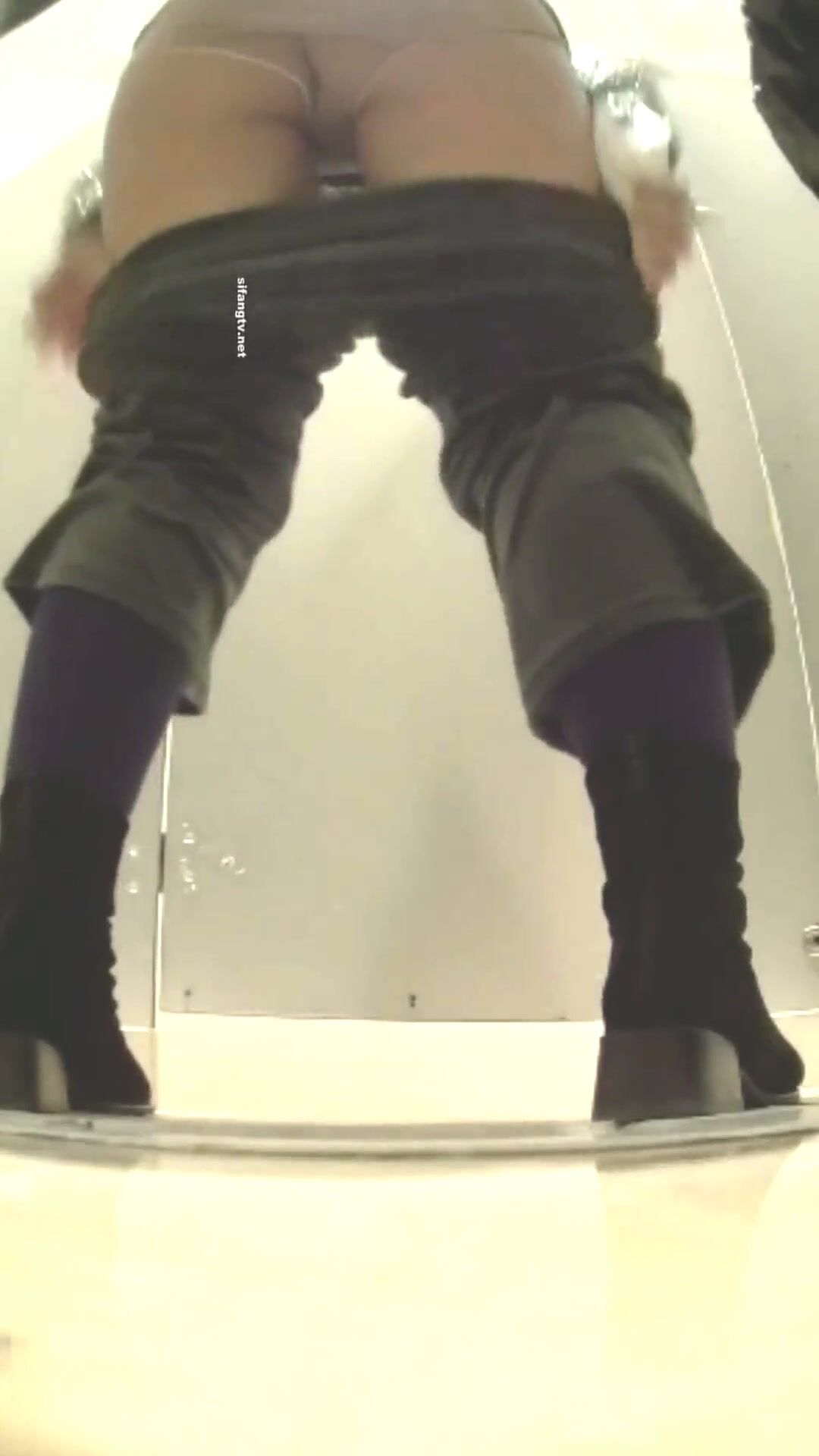 最新全镜偷窥漂亮少妇嘘嘘 大肥屁屁 尿尿猛 毛毛长 高清原档