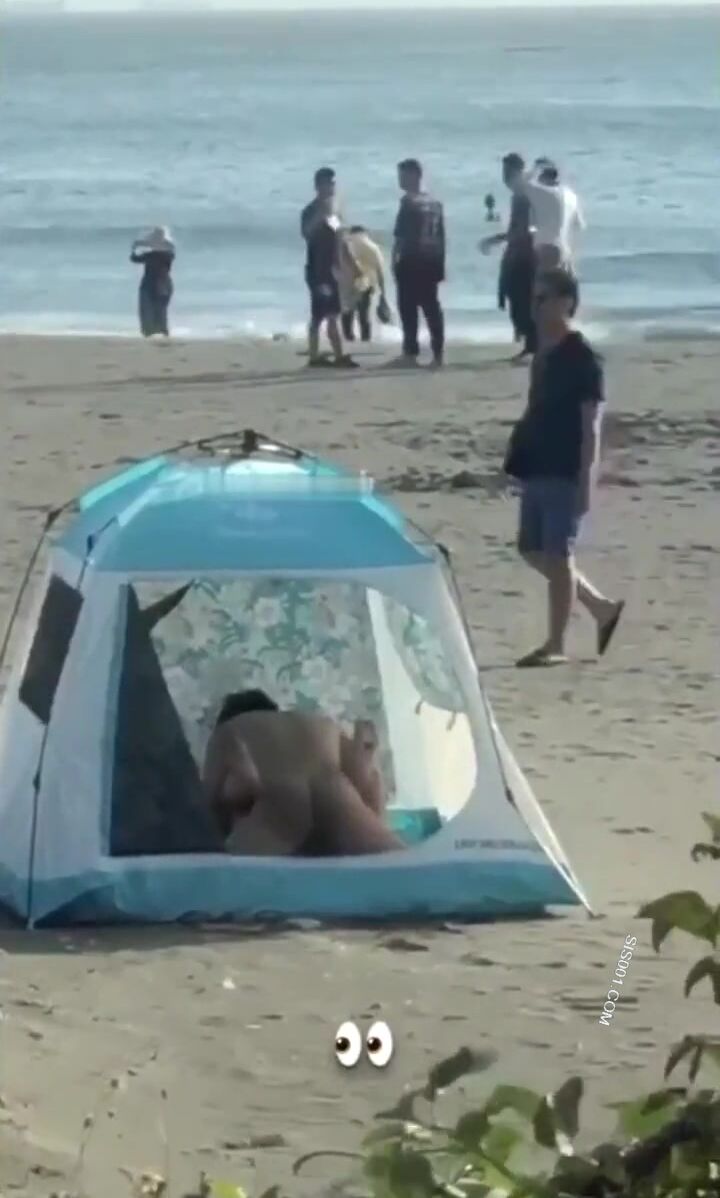 海边偷窥啪啪 兄弟你牛逼 人家来看海 你却来操逼 那得弄个全封闭的 那么多人还有小孩 拍者解说也过瘾