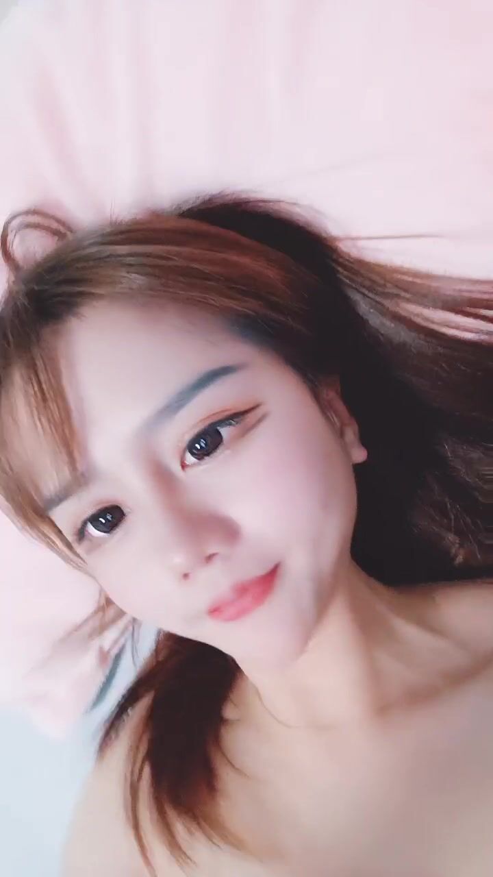 高颜值肉嘟嘟的可爱妹子，床上自慰，掰开木耳很粉嫩，身材好棒