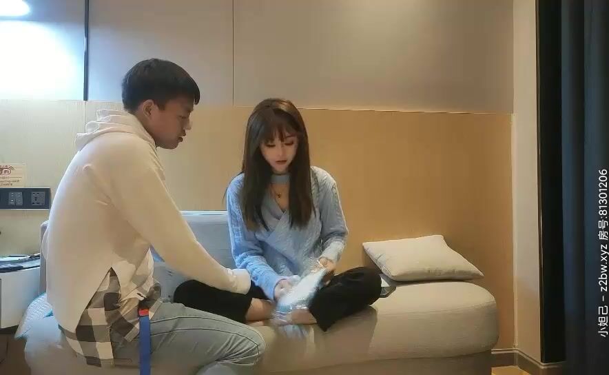 可遇不可求的顶级超甜美可爱学生妹，精致的脸蛋儿像个洋娃娃，加上开朗的性格 让人有谈恋爱的感觉，狠狠的插她差点儿崩溃