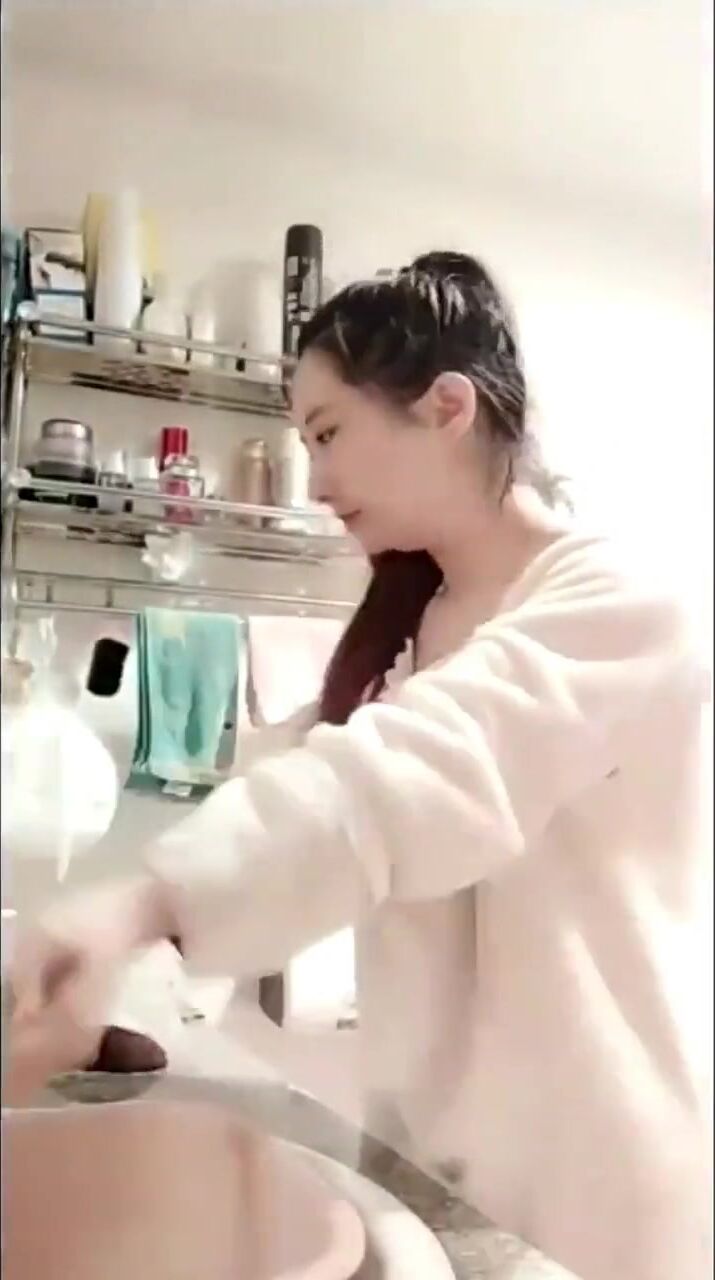 精选美女走光系列 高颜值大眼主播走光露点 美女晚了都看到了 真的好白好圆