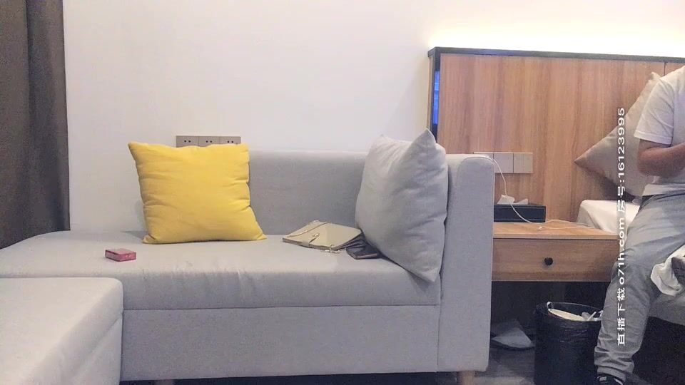 3P名场面，最有女人味的甜美韵味少妇，170CM高挑模特级别身材，俩猛男轮流操，妹子表示压力好大，打完两炮 体力要透支