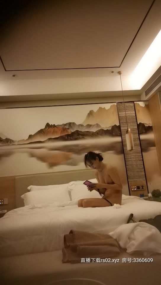 中年大叔酒店约操两个少妇激情双飞 ，一个肉感大屁股 ，一个高个大长腿 ，扶着肥臀后入撞击 ，在换高个骑坐猛操