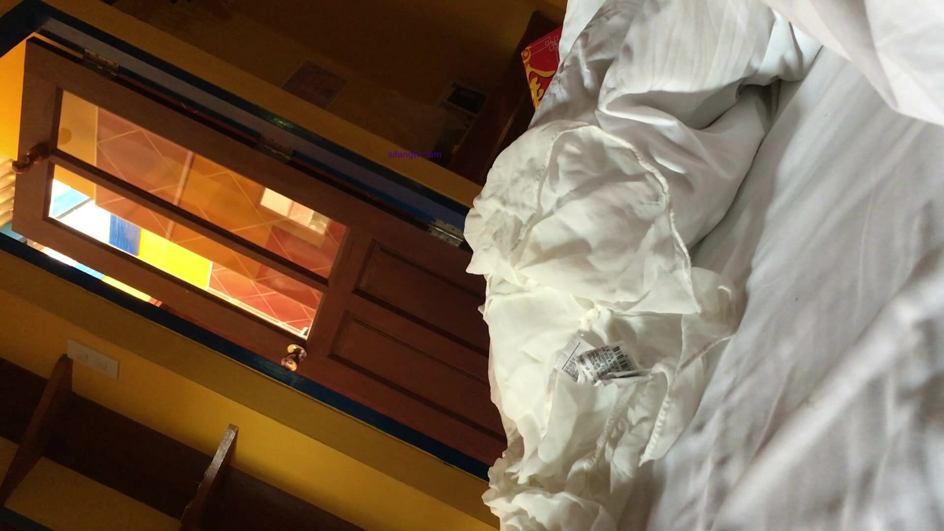 女友：好不好，哎呀好乱啊，穿这个去海边，不是马路，游泳的时候，还有更保守的你看看，比那个好点吗？ 男：你就穿这个出去溜达？