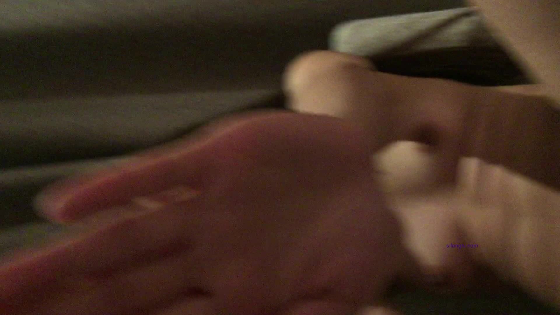 真实生活气息 男：不是你掰开，你这真的很黑，拍个特写，没有录。小情人：你再照我我会干你，你在录视频是不是，卧槽你妹，给我滚