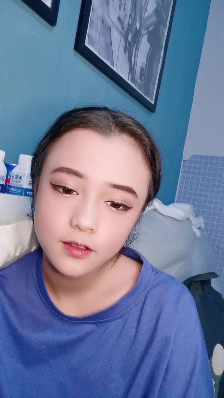 18清纯嫩妹小男友没在家，独自诱惑大秀，撩起衣服揉奶子，特写肥穴掰开，我掰开你们要进来吗，浴室洗澡湿身诱惑