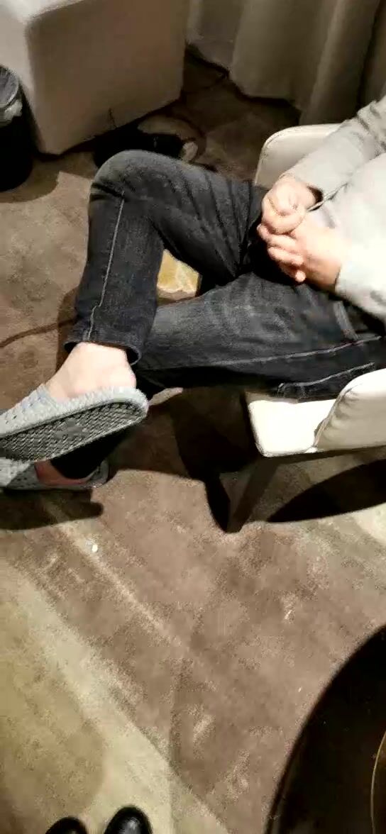 211学生妹援交偷拍，【屌哥探花】，清纯校园女神，眼镜妹书卷气浓，苗条清秀汉堡待发，被大叔干高潮爽呆了