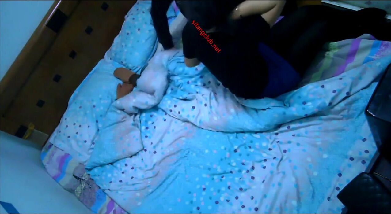 94年恩爱小情侣 男友：你脱了，我想操你。可爱女友：干哈啊，我今天上班。边打炮边聊天，话痨聊不停，清晰对白！