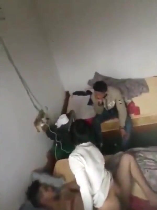 爬墙偷窥小年轻啪啪 兄弟你偷拍个啥 这么辛苦 人家根本不介意房间里再多一个人