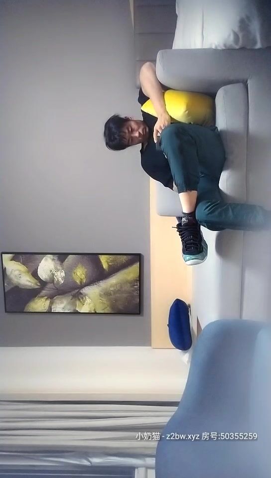 2020.12.06【肌肉佬寻花】高颜值外围小姐姐，甜美大长腿温柔态度好，沙发69观音坐莲，白嫩翘臀疯狂抽插