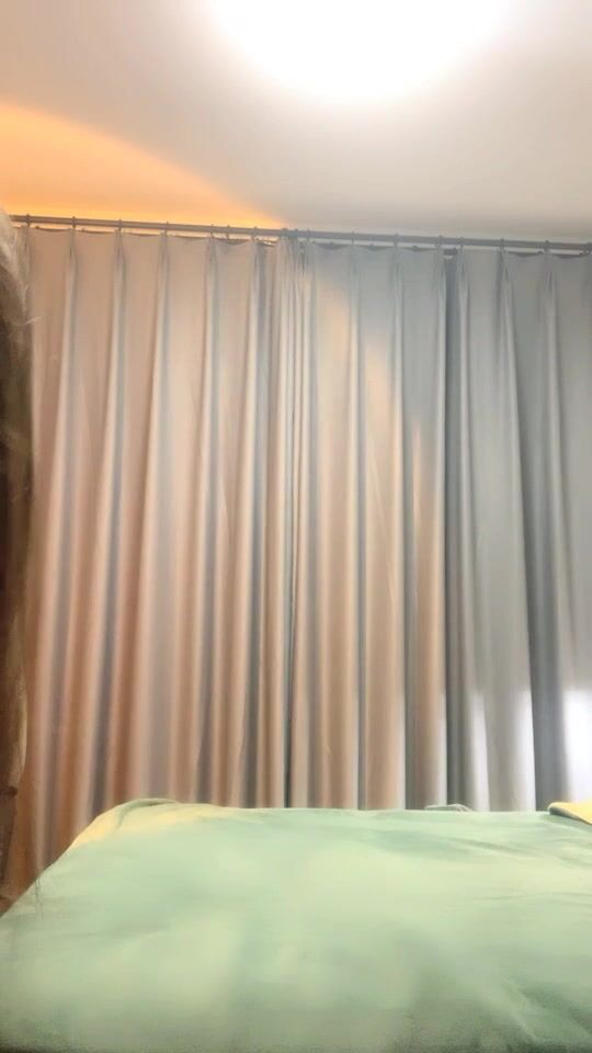 名模气质微露脸，独自一个人卧室床上自慰，搔首弄姿诱惑十足