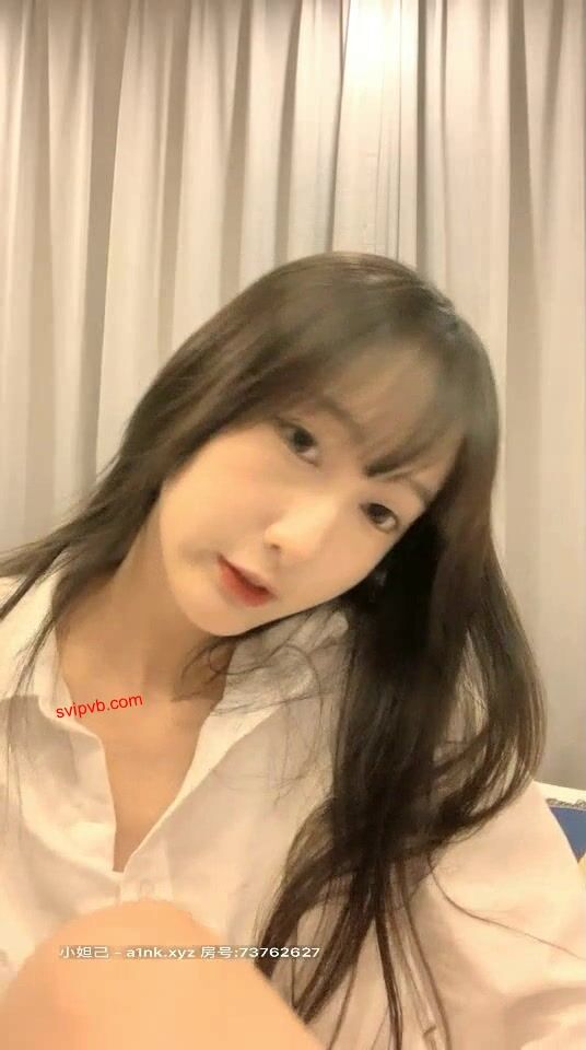 撸点极高！近期下海最极品青春漂亮女神，偶像明星般9分顶级颜值，炯炯有神的大眼 ，长腿高挑的身材，跳蛋自慰 有少量白浆  (3)