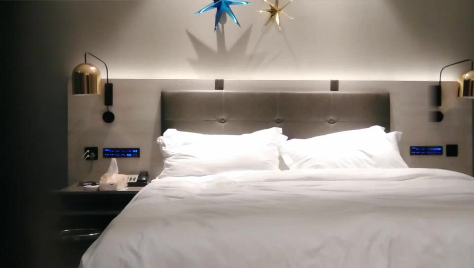 2000元网约E罩杯大奶小骚货 ，口活一流吸吮舔弄，美臀主动骑坐爆插 ，张开双腿后入 ，激情猛顶娇喘连连搞到瘫软