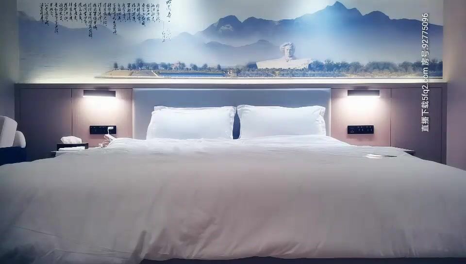 包臀裙腰细美腿大圈外围女神 ，很配合舌吻调情 ，穿上女仆装简直完美，很细心舔着屌 ，69姿势舔逼 ，激情爆操