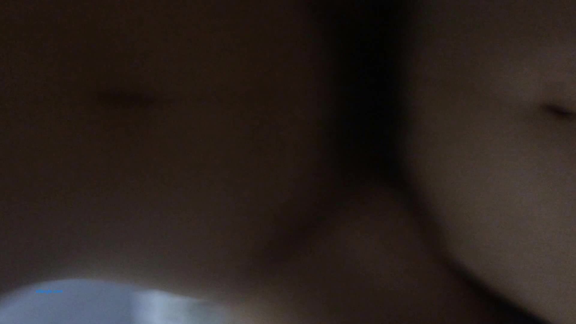 女友：我有感觉了，不要啊，头发乱啦，哼不给你拍。娇小女孩被男友录下做爱的骚样