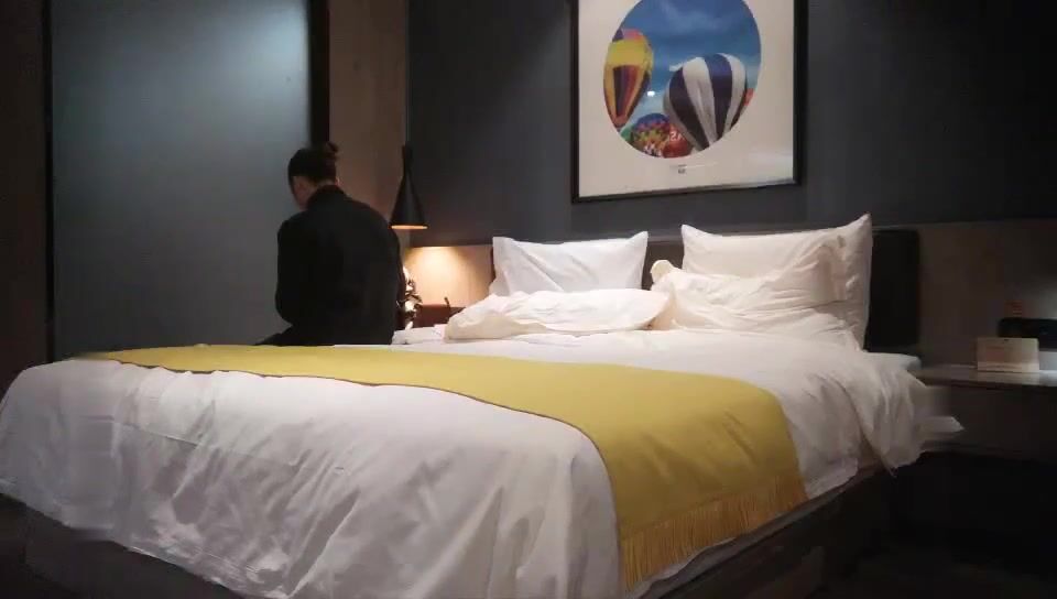 小哥软件上约了个肉感十足小骚货 ，性感肉丝口活一流 ，主动骑乘整根JB插入 ，按着双腿爆操 ，撞击屁股啪啪声