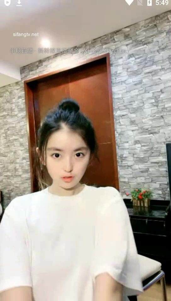 很长时间没见到如此稚嫩的18岁萝莉了，人在广州，年轻就是好啊，全身都粉嫩无敌，桃子般的奶子像是刚发育好，洞口很小 (1)