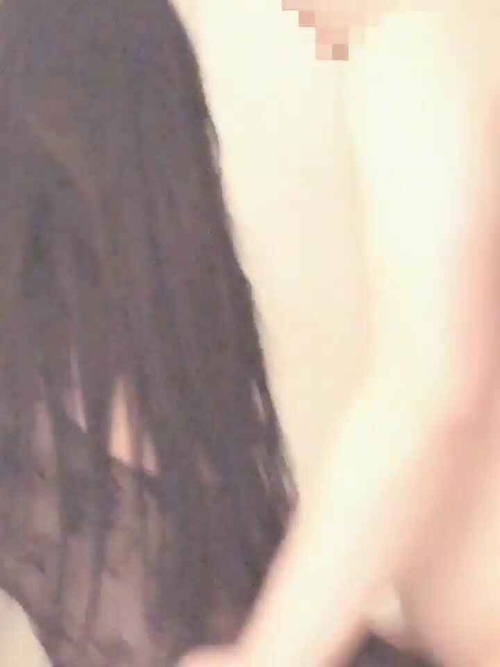 爆乳丰满女友3P。男友：回头还能亲吻，我艹别人都不累，没尝试过的咱都试一试，艹两分钟我给你再整个更好的。单男：我使劲了啊