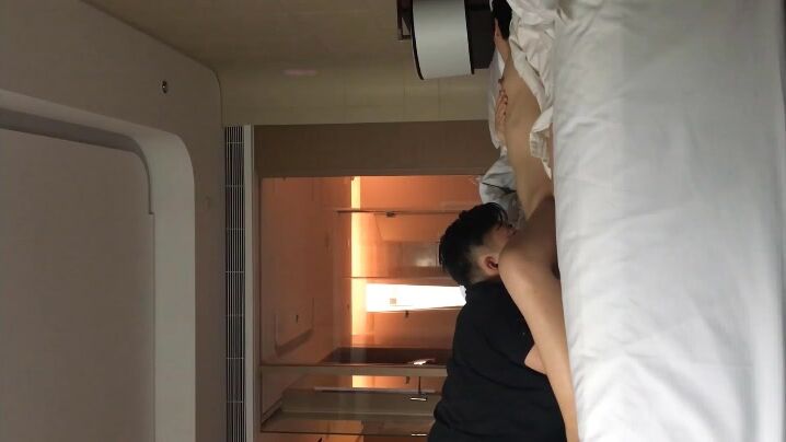 【偷情让人变得疯狂 91少妇圣手】真实偷情家长会上认识的幼儿园人妻 穿着白衬衫后入怼着操射 高清720P原版无水印