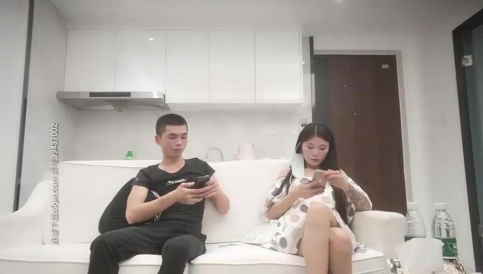 平头哥网约花臂纹身外围美女 ，小骚货里面没穿内衣 ，扒掉裙子摸穴 ，换上黑丝撕裆翘起 ，肥臀骑坐大屌爆插