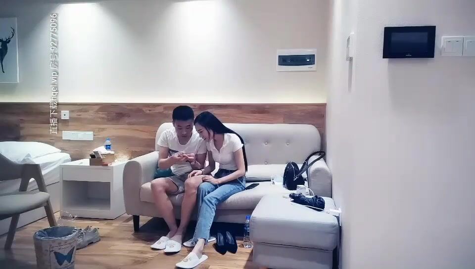 腰以下全是腿，帅小伙网约牛仔裤长腿兼职妹，苗条身材69姿势互舔 ，正入猛操搞得直浪叫 ，高潮呻吟搞完妹子还挺开心