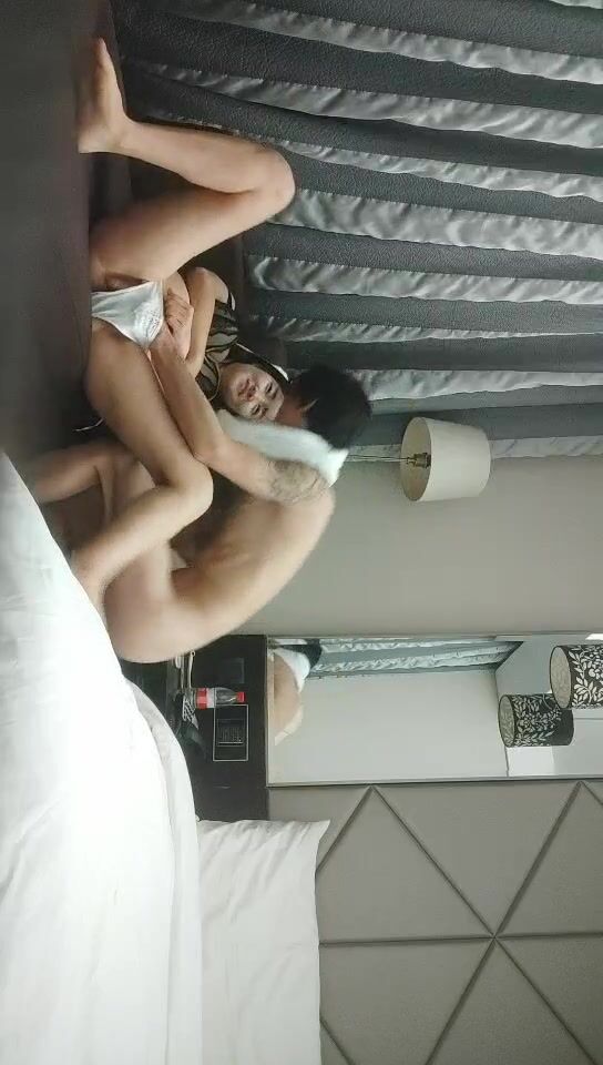 2021-12-18 《用利抽插》丰乳肥臀骚货，极品肥臀简直完美，休息一天更有劲了，伸进内裤摸逼，老公操我小骚逼