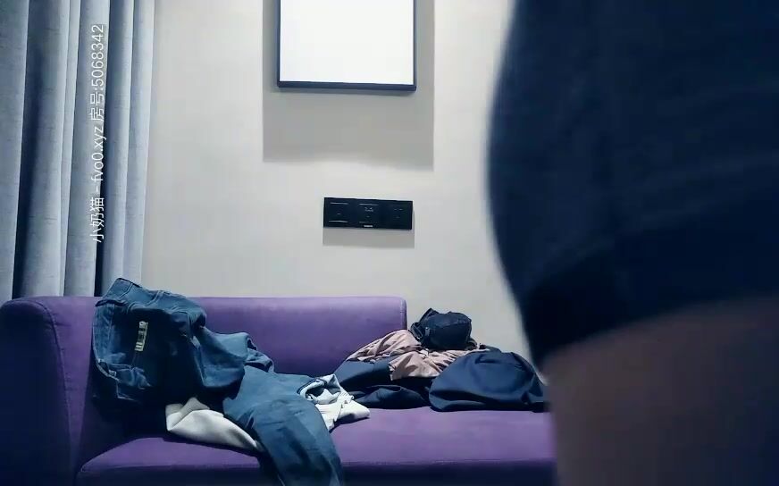 小伙子惊呆了，搞了这么多女人，这黑丝美腿小美女是做爱最投入的，狠插她居然高潮多次，每次身体都抽搐了几下 再喘气